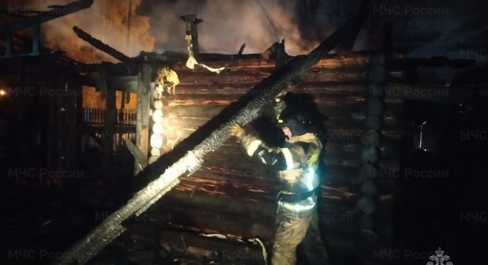 В деревне под Каменском-Уральским сгорел жилой дом