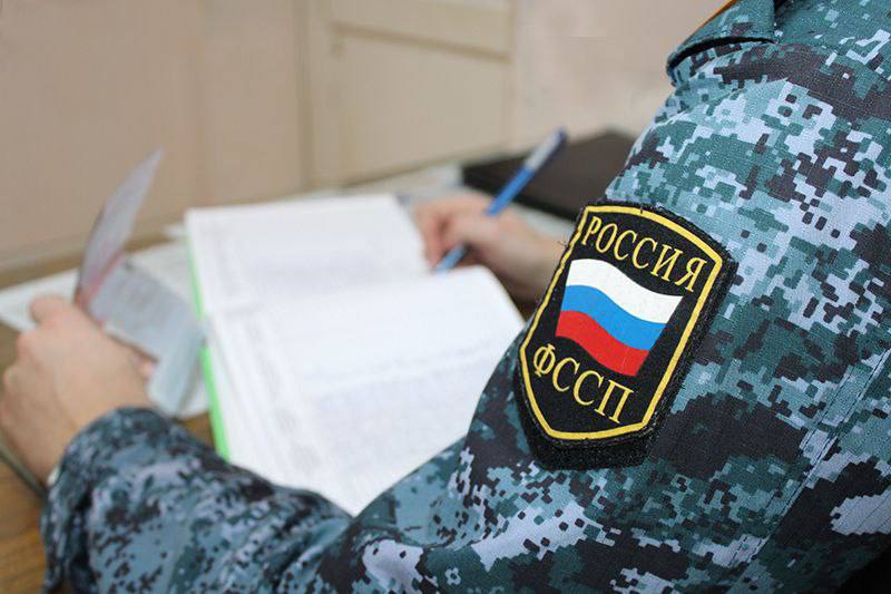 Свердловским приставам запретили получать и дарить подарки на Новый год -