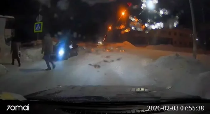 сбил