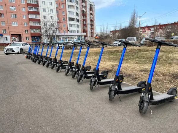 В Каменске-Уральском прокатный электросамокат развалился на ходу самокатчик СИМ