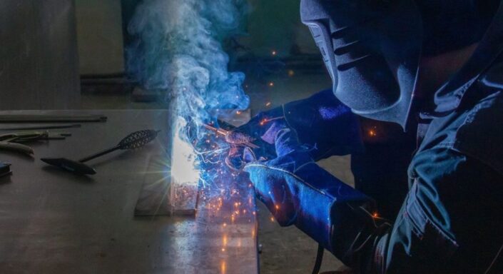 На Урале сварщикам готовы платить по 250 тысяч